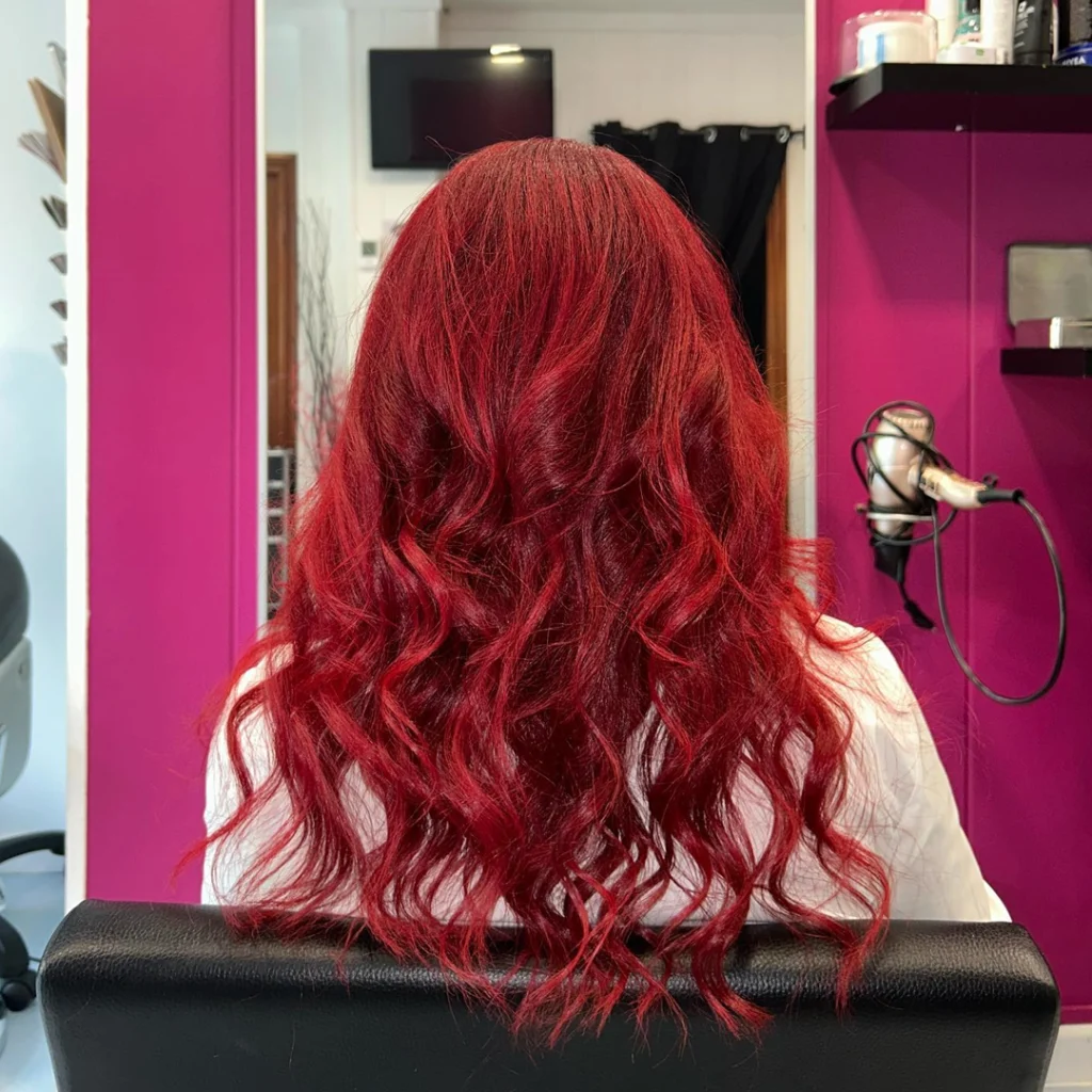 Peinado sobre cabello de color rojizo en peluquería en pamplona