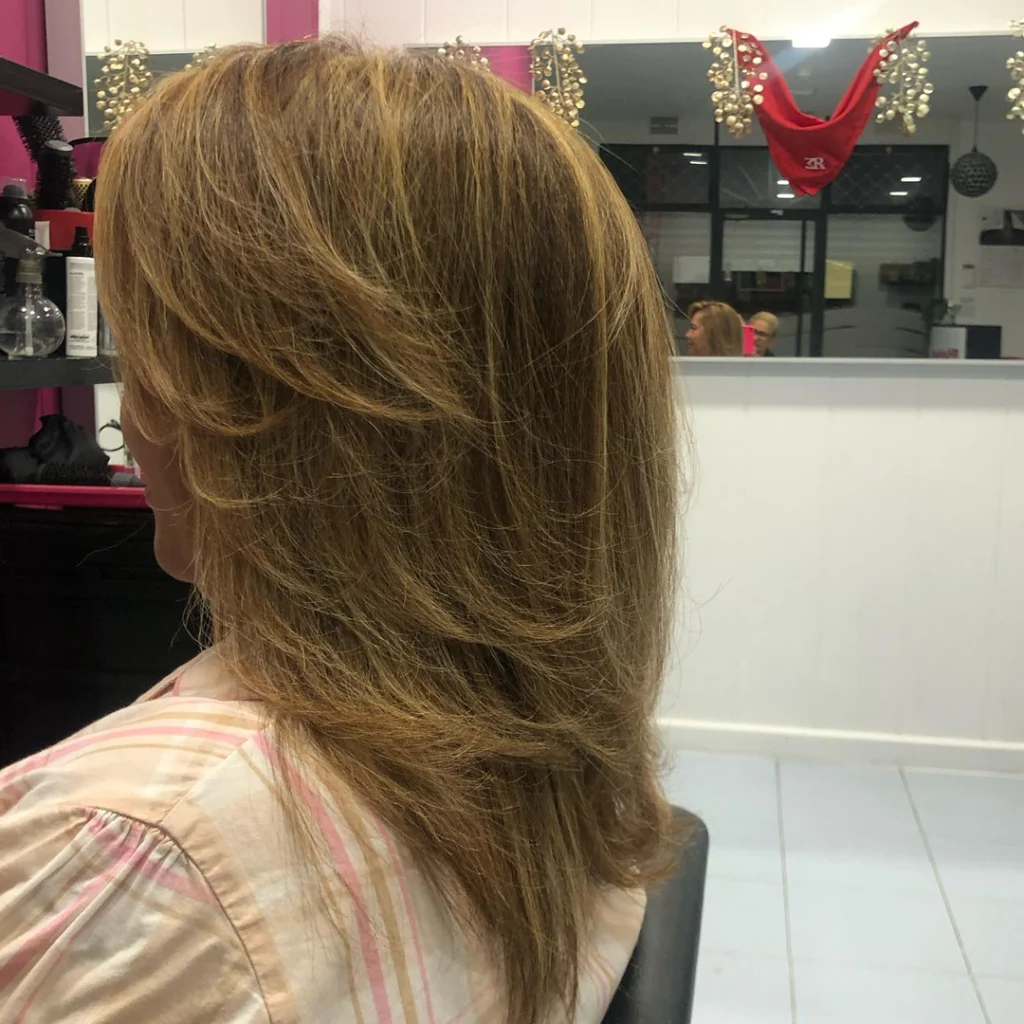 Peinado con coloración sobre cabello liso en peluquería de Pamplona